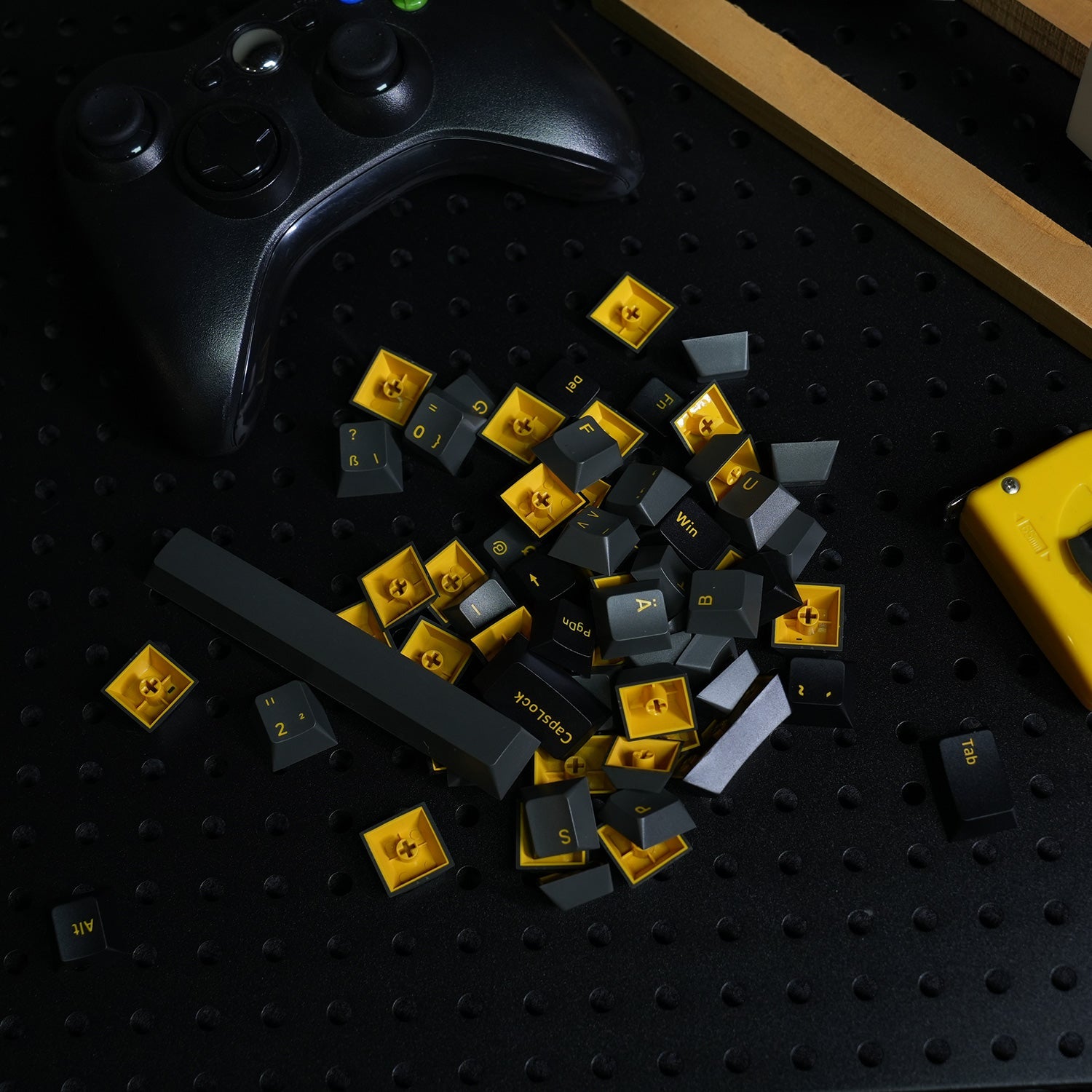 Black & Gold ISO DE Keycap Set (69-key) Details on the Desk