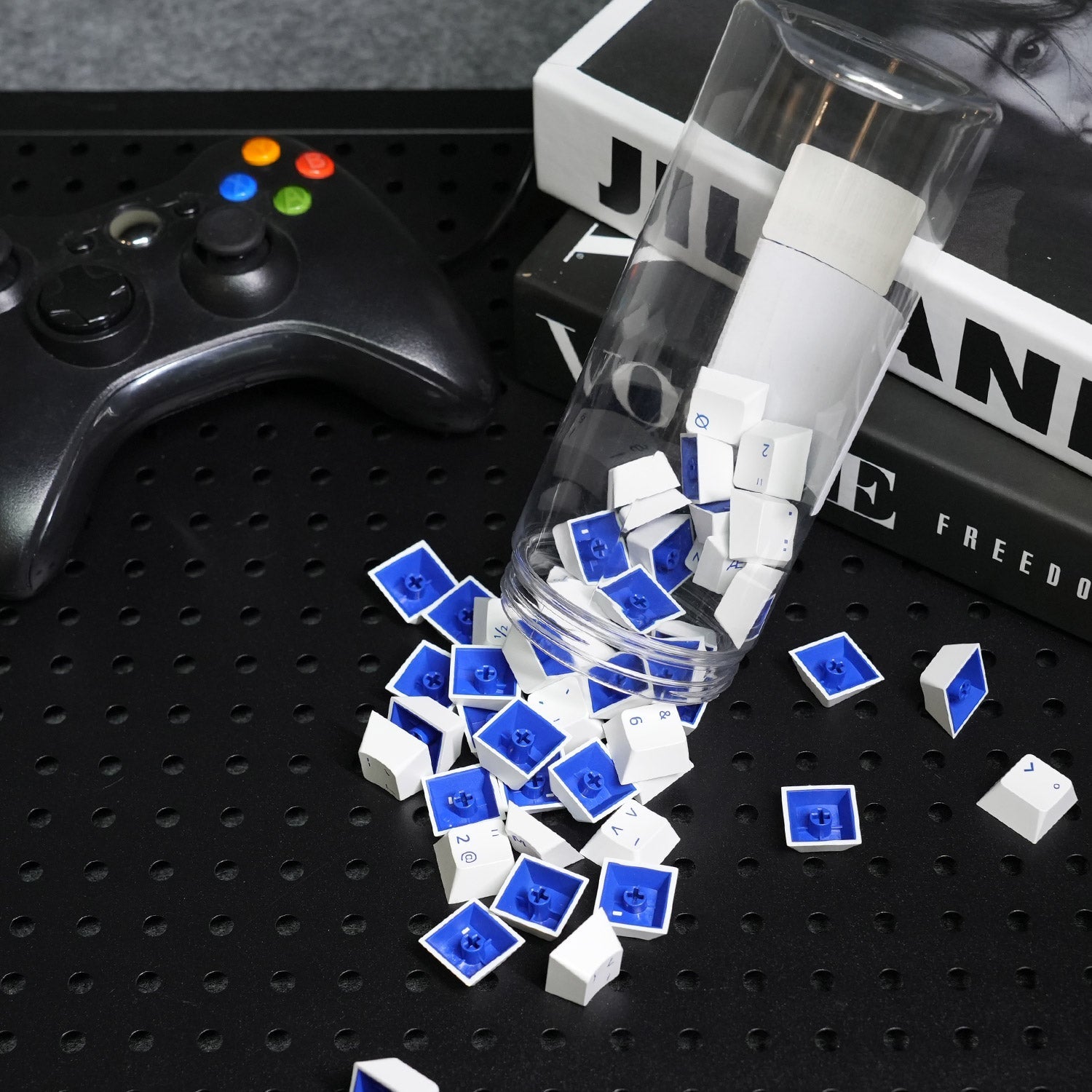 Blue on White ISO Nordic Keycap Set in the Jar Put on the Desk